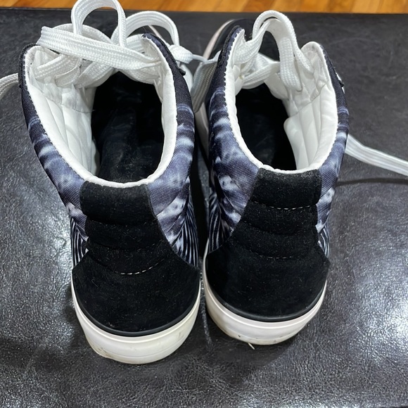 Mudd poppy tie dye black and white high top sneakers. - Picture 4 of 5